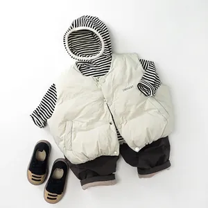 Gilet rembourré enfant beige avec sweat à capuche rayé et pantalon décontracté gris chaud