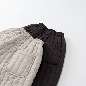 Détails de la texture matelassée du pantalon en coton pour enfant avec taille élastique