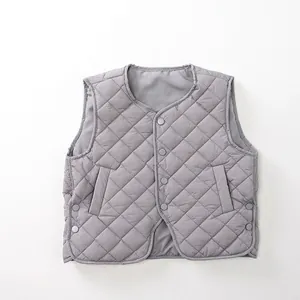 Détail d'un gilet matelassé enfant avec motif en losange et fermeture à boutons