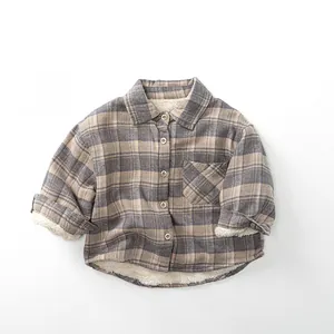 Détail d'une chemise à carreaux pour enfants avec doublure polaire chaude et motif gris