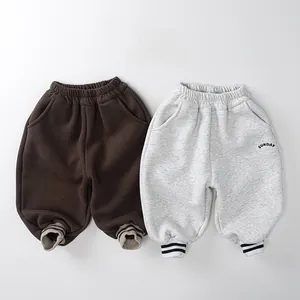 Détail du jogging en polaire pour enfant avec broderie Sunday et poignets rayés