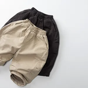 Détail de taille élastique et poches sur pantalons enfants doublés polaire beige et brun