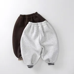 Pantalon de jogging d'hiver pour enfants en polaire marron et gris avec poignets rayés