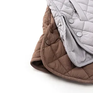 Gilet matelassé pour enfants marron et gris avec surpiqûres en losange et boutons en résine