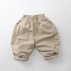 Détail du pantalon chaud kaki pour enfant avec taille élastique et texture coton