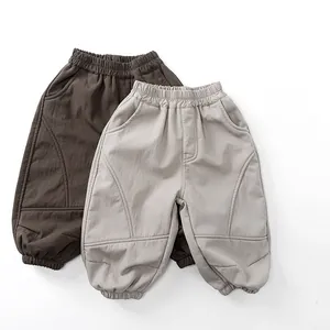 Dettaglio dei pantaloni termici per bambini con vita elastica e cuciture decorative curve