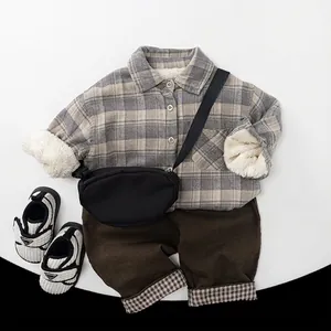 Ensemble quatre pièces pour enfants avec chemise à carreaux doublée polaire et pantalon