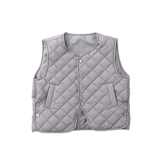 Gilet matelassé gris pour enfants avec coutures en losange et boutons-pression d'hiver