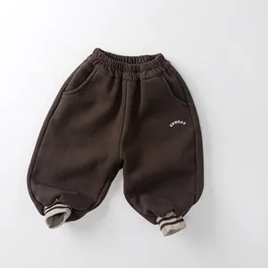 Détail du jogging épais marron pour enfant avec imprimé Sunday et poignets rayés