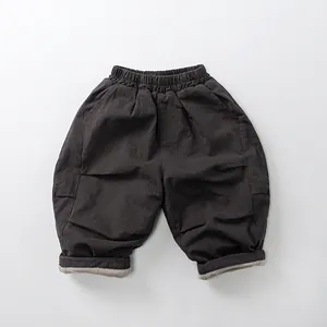 Détail d'un pantalon épais pour enfant avec doublure polaire et revers aux chevilles