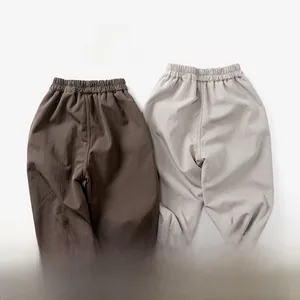 Dettaglio dei pantaloni termici per bambini con vita elastica e polsini a coste
