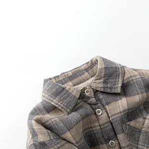 Détail de la chemise à carreaux doublée pour enfants avec tissu flanelle et col douillet