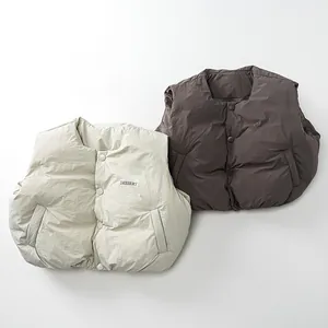 Detailansicht gesteppter Kinderwesten in Beige und Braun mit DESSERT-Aufdruck vorne