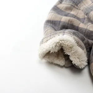Détail d'une chemise à carreaux pour enfant avec doublure en polaire blanche et texture douce