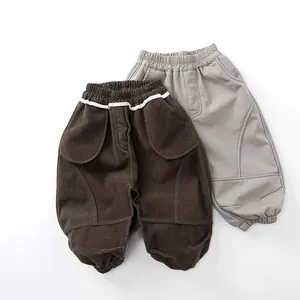 Dettaglio dei pantaloni termici foderati in pile per bambini in marrone e grigio
