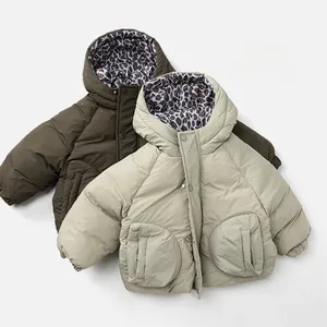 Détail de vestes rembourrées à capuche olive et beige avec doublure léopard et grandes poches