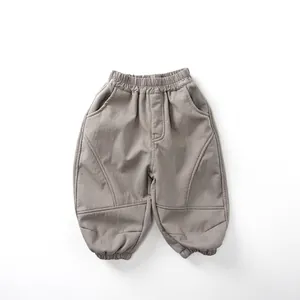 Dettaglio dei pantaloni invernali foderati in pile per bambini con elastico in vita e cuciture