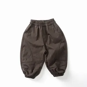 Dettaglio dei pantaloni harem spessi per bambini marrone scuro con vita elasticizzata