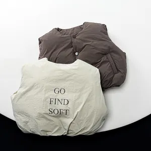 Flach liegende warme Kinder-Winterstegwesten in Dunkelbraun und Beige mit Aufdruck