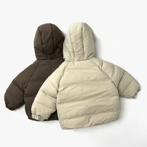 Vue détaillée du dos des doudounes matelassées pour enfants en marron et beige