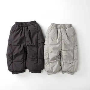Détail du pantalon d'hiver matelassé pour enfant en gris foncé et gris clair avec taille élastique