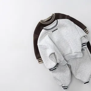 Détail de la doublure polaire sur sweat rayé pour enfant et ensemble de jogging gris
