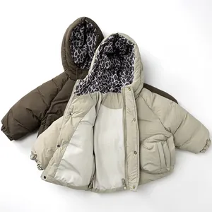 Détail de vestes rembourrées à capuche avec doublure léopard et grandes poches plaquées