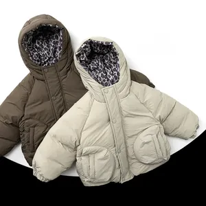 Détail de manteaux chauds pour enfants avec doublure de capuche léopard et grandes poches