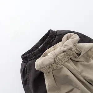 Détail du pantalon doublé polaire pour enfant avec taille élastique et doublure chaude