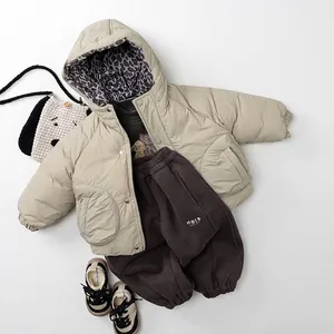Ensemble d'hiver beige à capuche pour enfants avec pantalon marron et doublure léopard