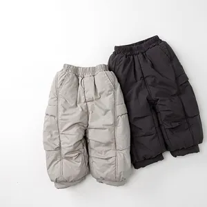 Vue détaillée du tissu matelassé coupe-vent et de la taille élastique du pantalon enfant