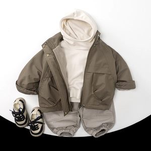 Completo invernale per bambini con giacca in pile marrone e pantaloni cargo caldi