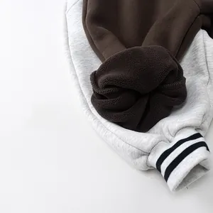 Détail de pantalon de jogging pour enfant doublé polaire avec poignets rayés côtelés