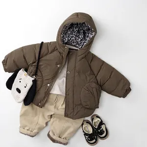 Doudoune épaisse pour enfant marron avec pantalon en velours côtelé et accessoires