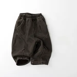 Détail du pantalon épais doublé pour enfant avec taille élastique et délavage vintage