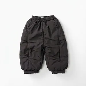 Vue détaillée du pantalon matelassé marron foncé pour enfants avec taille élastique