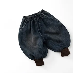 Détail de la taille élastique et des bords-côtes sur le jean chaud pour enfant doublé