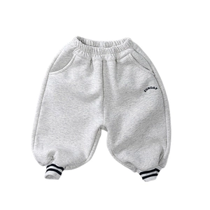 Pantalon de jogging enfant gris clair avec texte Sunday et poignets rayés