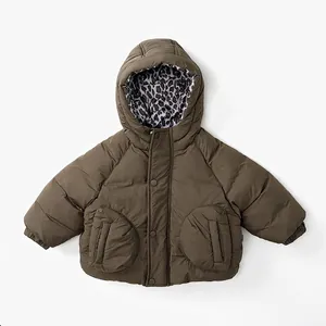 Détail de la veste d'hiver à capuche pour enfants en vert olive avec doublure léopard