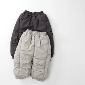 Détail de pantalon d'hiver matelassé pour enfant avec taille élastique et poches latérales