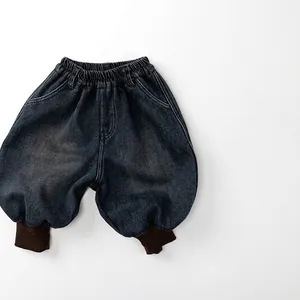 Pantalon en jean enfant doublé polaire bleu foncé avec revers en tricot marron