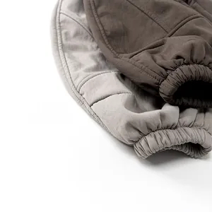 Dettaglio dei polsini elastici e del tessuto trapuntato dei pantaloni invernali bimbi