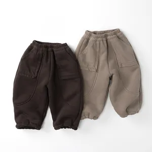 Detailansicht von Gummibund und Taschen an gefütterten Jogginghosen für Kinder in Braun und Khaki