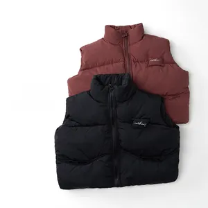 Dettagli di gilet imbottiti per bambini in bordeaux e nero con collo alto e zip completa