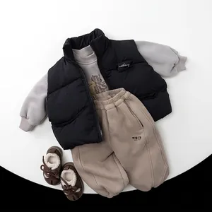 Set invernale da 4 pezzi per bambini con gilet trapuntato nero e pantaloni kaki