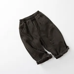 Détail du pantalon thermique enfant gris foncé montrant la taille élastique et coutures