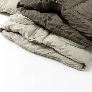 Vue détaillée des vestes en coton matelassées montrant la texture en kaki et olive