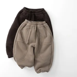 Detailansicht dicker Fleece-Jogginghose für Kinder mit großen Taschen in Erdtönen
