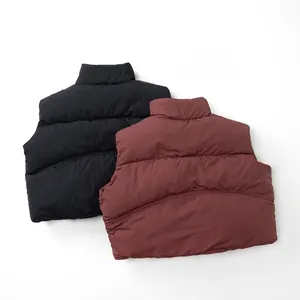 Dettaglio di gilet invernali spessi per bambini in nero e bordeaux con collo alto