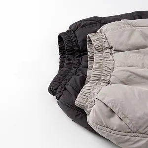 Détail du pantalon d'hiver matelassé avec taille élastique et motifs en losanges